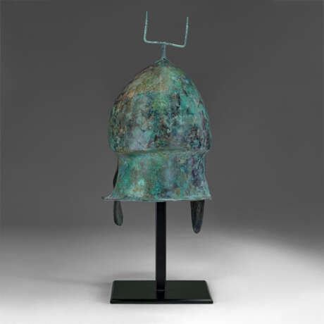 A GREEK BRONZE CHALCIDIAN HELMET WITH SILVER OVERLAYS - Foto 6