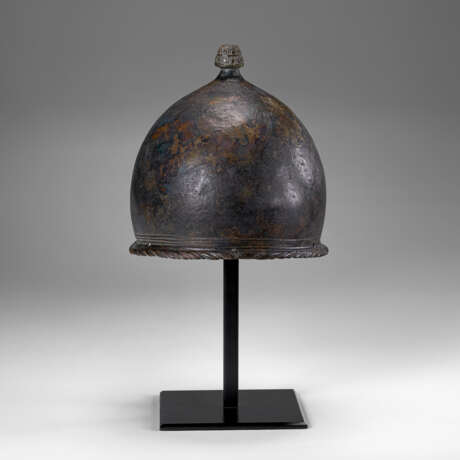 AN ITALIC BRONZE MONTEFORTINO HELMET - Foto 1