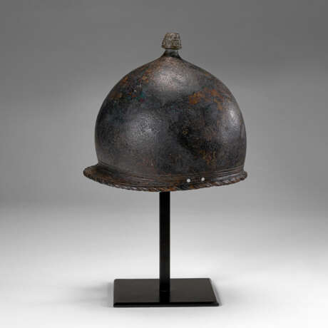 AN ITALIC BRONZE MONTEFORTINO HELMET - фото 4