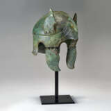 A GREEK BRONZE CHALCIDIAN HELMET - Foto 6