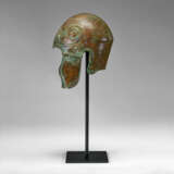 A GREEK BRONZE CHALCIDIAN HELMET - Foto 7