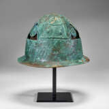 A PICENIAN BRONZE HELMET WITH LEATHER AND BASKETRY LINING - Foto 1