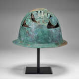 A PICENIAN BRONZE HELMET WITH LEATHER AND BASKETRY LINING - Foto 2