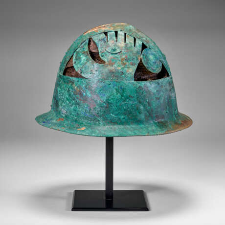 A PICENIAN BRONZE HELMET WITH LEATHER AND BASKETRY LINING - Foto 2