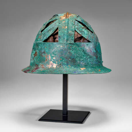 A PICENIAN BRONZE HELMET WITH LEATHER AND BASKETRY LINING - photo 4