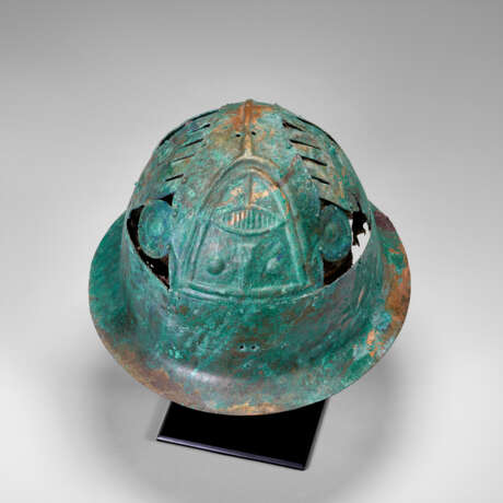 A PICENIAN BRONZE HELMET WITH LEATHER AND BASKETRY LINING - Foto 6