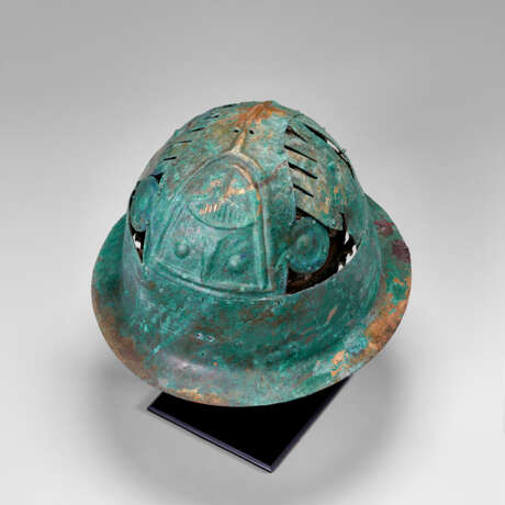 A PICENIAN BRONZE HELMET WITH LEATHER AND BASKETRY LINING - фото 7