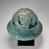 A PICENIAN BRONZE HELMET WITH LEATHER AND BASKETRY LINING - Foto 8