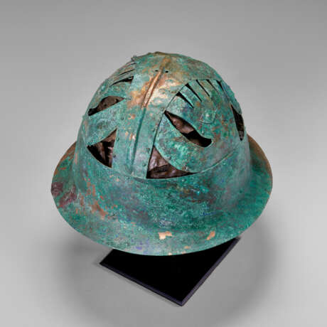 A PICENIAN BRONZE HELMET WITH LEATHER AND BASKETRY LINING - Foto 11