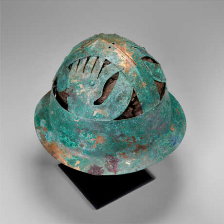 A PICENIAN BRONZE HELMET WITH LEATHER AND BASKETRY LINING - фото 13