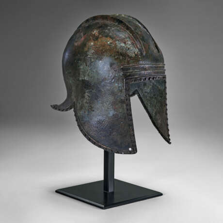 A GREEK BRONZE ILLYRIAN HELMET - Foto 1