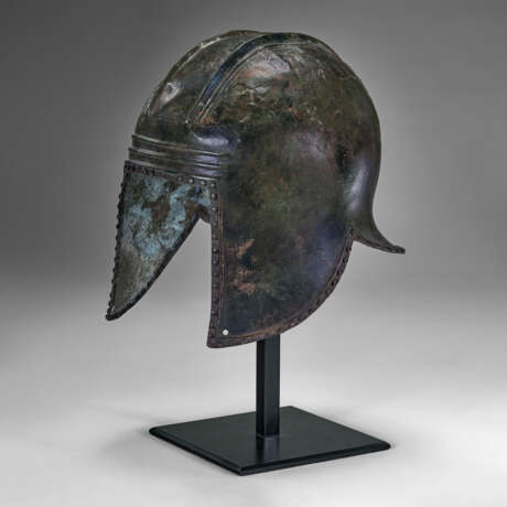 A GREEK BRONZE ILLYRIAN HELMET - photo 2