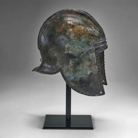 A GREEK BRONZE ILLYRIAN HELMET - Foto 4