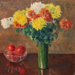 Kühn, Paul (1885 Erfurt-1981 Wuppertal) &quot;Stilleben mit Chrysanthemen in Vase und Früchten&quot;, Öl/ Lw., monogr. o.r., 50x47 cm, Rahmen (Paul Kühn besuchte die Kunstgewerbeschule in Erfurt und die Kunstschule in Dü…