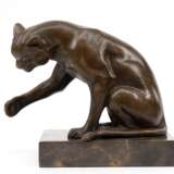 Bronze-Figur "Spielende Katze", Nachguß, braun patiniert, bez. "Bourcart", Pariser Gießerplakette, H. 11,5 cm, auf marmorierter Steinplinthe, Ges.-H. 13,5 cm - Foto 1