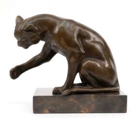 Bronze-Figur &quot;Spielende Katze&quot;, Nachguß, braun patiniert, bez. &quot;Bourcart&quot;, Pariser Gießerplakette, H. 11,5 cm, auf marmorierter Steinplinthe, Ges.-H. 13,5 cm