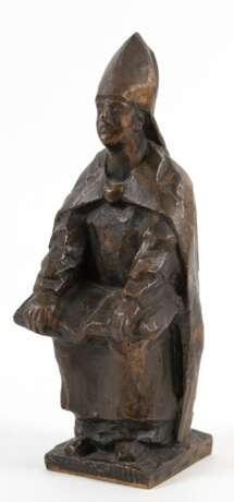 Bronze-Figur "Sitzender Bischof, ein Buch auf den Knien haltend", braun patiniert, undeutl. monogr., H. 19,5 cm - Foto 1