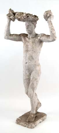 Gipsfigur "Tragender Jüngling", Entwurf Walter Rössler (1904 Kiel-1996 Preetz), Arm mit Fehlstellen, Gebrauchspuren, H. 94 cm - Foto 1