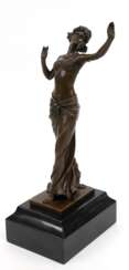 Bronze-Figur &quot;Tanzende Salome&quot;, Nachguß, braun patiniert, bez. &quot;F. Paris&quot;, Gießerplakette &quot;BJB&quot;, H. 30,5 cm, auf gestuftem schwarzen Steinsockel, Ges.-H. 36,5 cm