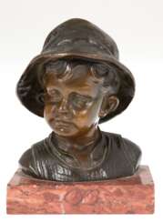 Paris &quot;Büste eines Jungen mit Hut&quot;, um 1900, Bronze, dunkel patiniert, rücks. sign., Gießerstempel: Bronze Garanti, nummeriert 185, H. 11 cm, auf Marmorplinthe (Kanten best.), H. 2 cm