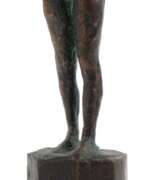 Catalogue des produits. Jastram, Thomas (geb. 1959 in Rostock) &amp;quot;Stehender Frauenakt&amp;quot;, Bronze, braun patiniert, monogr. &amp;quot;THJ&amp;quot;, Ges.-H. 20 cm (Th. Jastram schloß 1985 sein Studium an der Hochschule für Bildende…