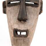 Stammes-Maske, Afrika, Holz geschnitzt, farbig gefaßt, H. 44 cm, auf Ständer, Ges.-H. 54 cm - Foto 1