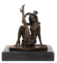 Bronze-Figur &quot;Sitzende Tänzerin mit Zylinder&quot;, braun patiniert, auf rechteckiger schwarzer Steinplinthe, Ges.-H. 20 cm