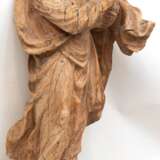 Figur "Maria Immaculata auf Weltkugel mit Schlange", um 1750, Reste alter Fassung, vollplastisch geschnitzt, Schwundrisse, H. 92 cm - Foto 1