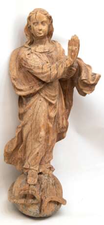 Figur "Maria Immaculata auf Weltkugel mit Schlange", um 1750, Reste alter Fassung, vollplastisch geschnitzt, Schwundrisse, H. 92 cm - photo 1