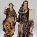 2 Figuren, die Evangelisten "Lukas mit dem Stier" und "Johannes mit dem Adler", Masseguß farbig gefaßt, 20. Jh., H. 44 cm und 41 cm - Foto 1