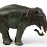 Bronze-Figur "Elefant", grün patiniert, Stoßzähne aus Bein, H. 12 cm - Foto 1