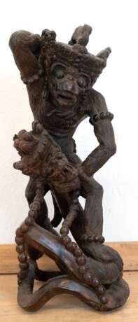 Figur "Affengott", Indonesien, Holz geschnitzt, H. 36 cm - Foto 1