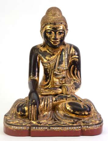 Buddha-Figur, Siam, 2. Hälfte 19. Jh., sitzender Buddha mit Erdberührungsgeste, Holz, mit Restvergoldung, z.T. mit Pailletten belegt, Schwundrisse, H. 39,5 cm - фото 1