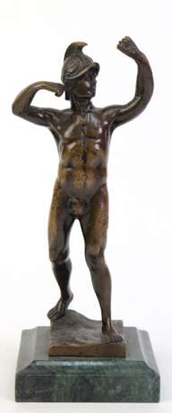 Bugler, Victor (19./20. Jh.) "Stehender Bogenschütze der Antike" (Bogen fehlt), Bronze braun patiniert, auf Sockel signiert, H. 27 cm, auf grünem Marmorsockel, Ges.-H. 30,5 cm - Foto 1