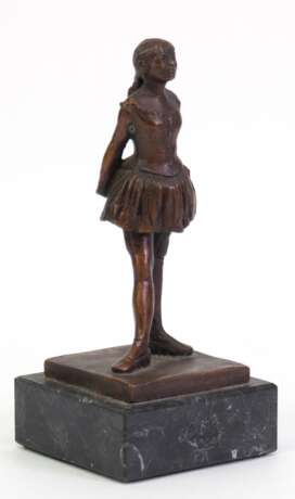 Bronze-Figur "Die 14-jährige Tänzerin", postumer Guß nach Edgar Degas (1834-1917), braun patiniert, H. 14,5 cm, auf Marmorsockel (best.), Ges.-H. 17,5 cm - Foto 1