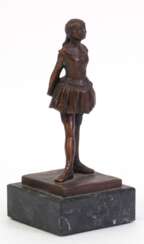 Bronze-Figur &quot;Die 14-jährige Tänzerin&quot;, postumer Guß nach Edgar Degas (1834-1917), braun patiniert, H. 14,5 cm, auf Marmorsockel (best.), Ges.-H. 17,5 cm