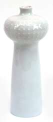 Meissen-Vase &quot;Fernsehturm&quot;, z.T. reliefiert, weiß, Entwurf Ludwig Zepner, 1. Wahl, H. 20 cm