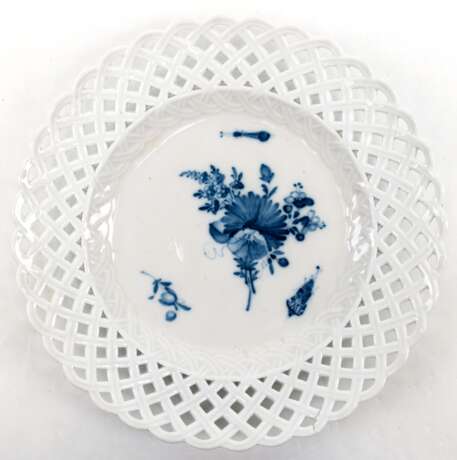 Meissen-Teller mit Durchbruchrand, Marcolini Stern (1774-1817), Blaue Blume mit Insekten, Korbrand 2x gebrochen, 1. Wahl, Dm. 23,5 cm - Foto 1