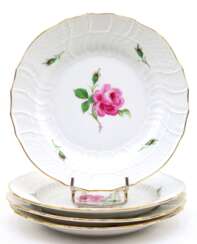 4 Meissen-Teller, 1850-1924, Rote Rose mit Goldrand, Neuozier, Schwertermarke mit 2 Schleifstrichen, Dm. 18 cm