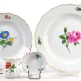 4 Meissen-Teile, dabei Teller mit Roter Rose und gelbem Rand Dm. 25,5 cm, Teller Bunte Blume 2 mit Goldrand Dm. 20 cm, Schälchen Blaue Blume mit Insekten und Goldstaffage Dm. 8 cm und kleine Vase Bunte Blume 1 mit Goldr… - фото 1