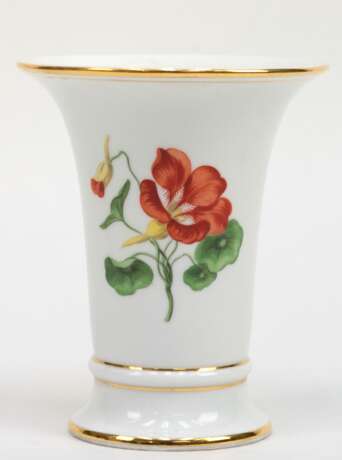 Meissen-Vase, Bunte Blume 1 mit Goldrändern, Trompetenform, 1. Wahl, H. 14 cm - photo 1