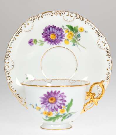 Meissen-Tasse mit UT, Biedermeierform mit Bordüre, Bunte Blume 2, Goldrand, 1. Wahl - photo 1