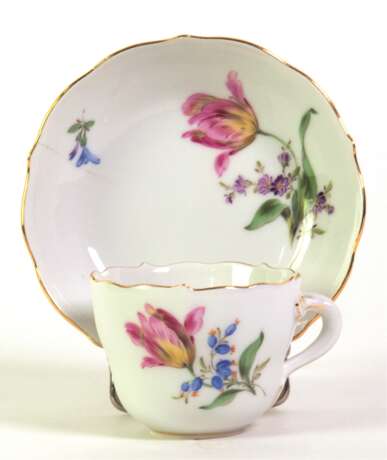 Meissen-Mokkatasse mit UT, Bunte Blume 2 mit Goldrand, UT mit Haarriss, 1. Wahl - photo 1