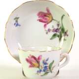 Meissen-Mokkatasse mit UT, Bunte Blume 2 mit Goldrand, UT mit Haarriss, 1. Wahl - photo 1