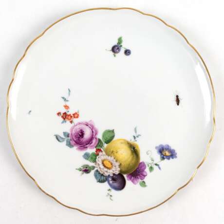 Meissen-Teller, mit seitlicher polychromer Obst- und Blumenmalerei mit Insekt und Goldrand, Schwertermarke mit 1 Schleifstrich, Dm. 20,5 cm - Foto 1