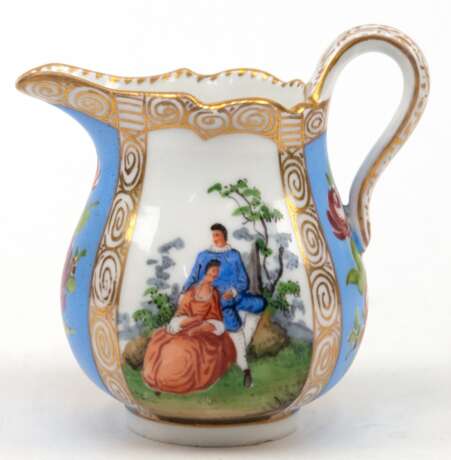 Meissen-Sahnekännchen, Knaufzeit (1850-1924) mit galanten Szenen und polychromer Floralmalerei auf hellblauem Grund, goldene Zierränder, Schwertermarke mit 2 Schleifstrichen, H. 8,5 cm - Foto 1