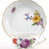 Meissen-Tasse mit UT, 1924-34, Bunte Blume 3 mit Goldrand, Altozier, Schwertermarke mit 1 Schleifstrich - Foto 1