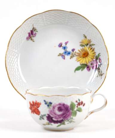 Meissen-Tasse mit UT, 1924-34, Bunte Blume 3 mit Goldrand, Altozier, Schwertermarke mit 1 Schleifstrich - фото 1