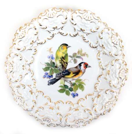 Meissen-Prunkteller mit polychromer Vogelmalerei, im Spiegel Darstellung eines Grün- und Distelfinkes, goldkonturierter Reliefrand, Schwertermarke mit 4 Schleifstrichen, Dm. 26,5 cm - Foto 1