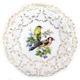 Meissen-Prunkteller mit polychromer Vogelmalerei, im Spiegel Darstellung eines Grün- und Distelfinkes, goldkonturierter Reliefrand, Schwertermarke mit 4 Schleifstrichen, Dm. 26,5 cm - photo 1